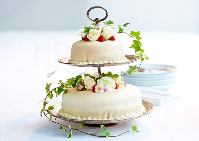 Tårta med vitt marsipanlock och blomster 12