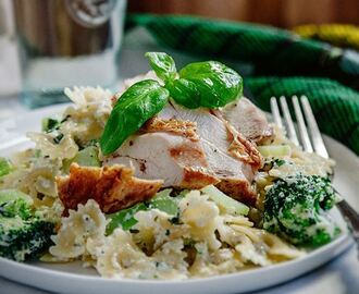 Krämig kycklingpasta i ricottasås och broccoli