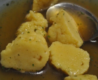 Suppe mit Grießklößchen - Grießnocken - Grießnockerl