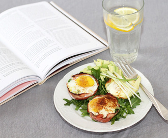 Ugnsstekta ägg med skinka och grönsaker