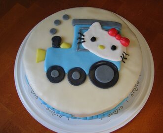 Hello Kitty kör bil och tåg