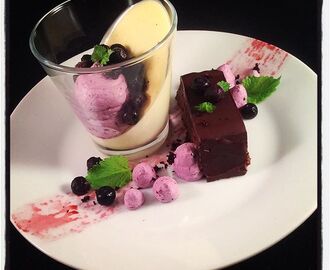 LCHF Dessert med bakad chokladkaka, vaniljapnnacotta, blåbärs mousse, blåbär och torkat blåbärsströssel.