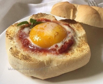 Uova al pomodoro nel pane