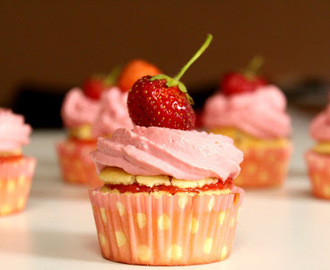 {plněné} jahodovo-rebarborové cupcakes
