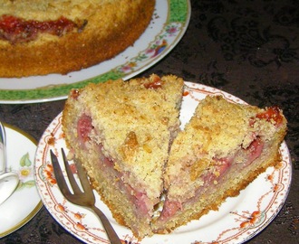 żytnio-pszenne ciasto ucierane z truskawkami mrożonymi i kruszonką z płatków owsianych...