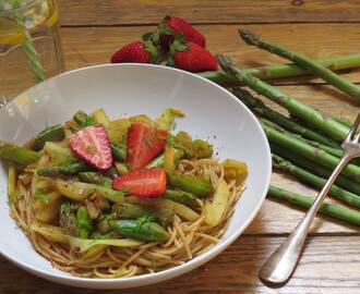 Vegane Frühlingsspaghetti mit grünem Spargel und Fenchel