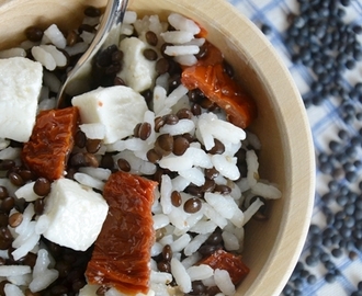 insalata di riso e lenticchie nere con feta e pomodori secchi