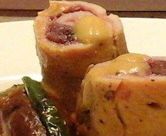 Rollitos de pavo rellenos de jamón y datiles en salsa de curry