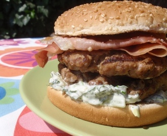 Hamburger s mätovou majonézou a slaninou a rozmarínový cheeseburger s rukolou