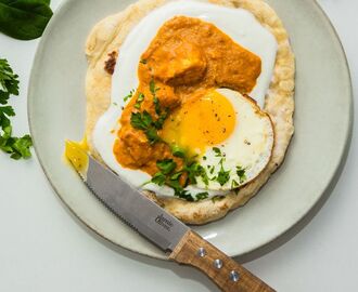 Indisk kycklinggryta med garam masala och saffran på naanbröd med yoghurt & stekt ägg