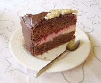 Nóbl čokoládová torta s mascarpone, malinami a marcipánom
