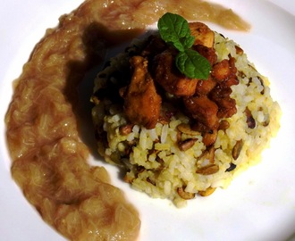 Kurczak Curry z musem rabarbarowym i ryżem z prażonymi ziarnami