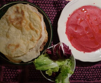 Hummus z červenej repy a domáci arabský chlieb