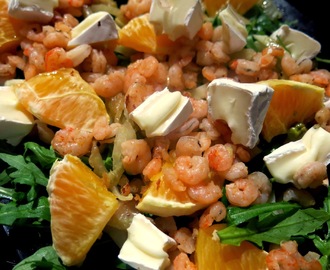 Sałatka z karmelizowanym fenkułem, krewetkami, rukolą, pomarańczą i serem pleśniowym