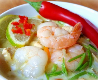 Tajska zupa Tom Kha z krewetkami, kurczakiem i warzywami