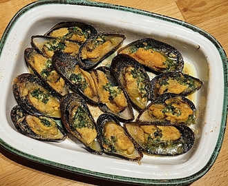 Färska musslor gratinerade med vitlök och persilja