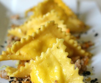 Ravioli ripieni di crema di Pecorino Toscano Dop, con ragù di coniglio al profumo di olive e limone