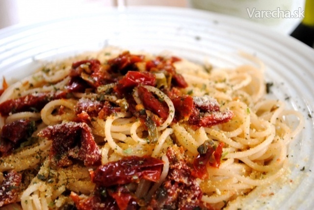 Špagety so sušenými paradajkami, kapary a petržlenom