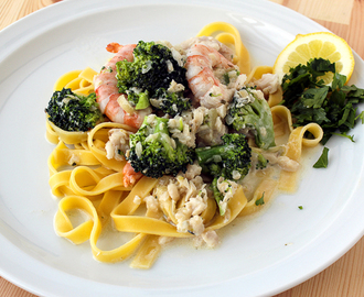 Pasta vis, broccoli en grote garnalen