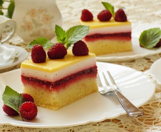Ciasto malinowe z polewą ajerkoniakową | AleTorcik! - Przepisy na pyszne, domowe ciasta, ciasteczka i torty.