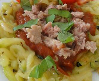 Jak udělat cuketové špagety s rajčaty a tuňákem | recept