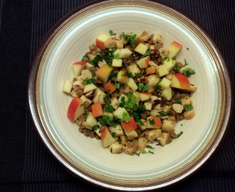 Lækker lun salat med rodselleri, linser, æble og nødder