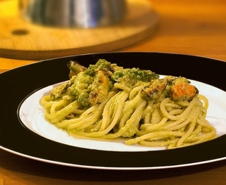 Spaghetti in crema di asparagi con cozze e vongole