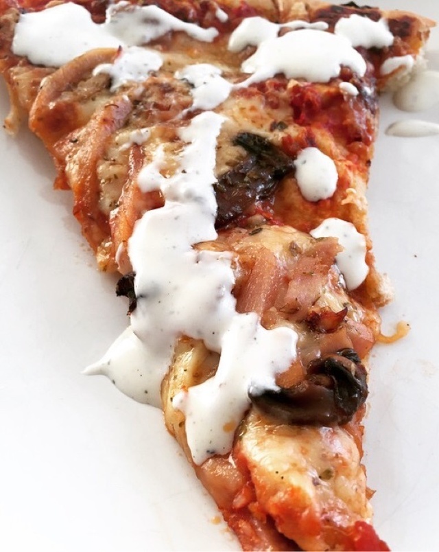 Hemmagjord pizza med tjockare botten.