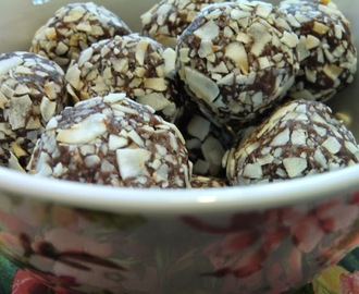 Jättegoda glutenfria rawfoodbollar med dadlar, kokos, mandel, risflingor och kakao