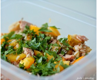 Poniedziałkowe pudełko, czyli sałatka z papryką, tuńczykiem i ryżem brązowym