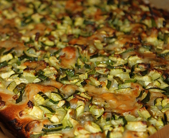 Pizza Bianca con Provola, Zucchine, Cipolle e Scaglie di Parmigiano