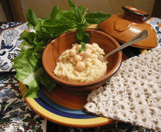 Hummus bi tahini, una salsa a base di ceci e spezie ottima per accompagnare pesce, carne, verdure o crostini