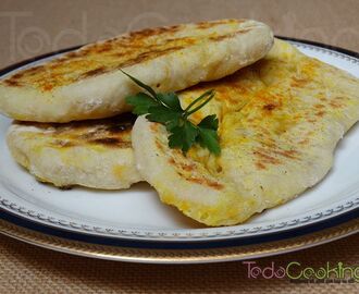 Pan naan, pan hindú con queso, comino y cúrcuma. Receta en sartén