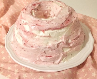 Angel Food Cake - luftiger Wattekuchen mit Erdbeer-Quarkcreme