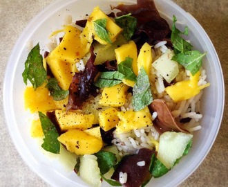 Kolorowa sałatka z mango i grzybami mun
