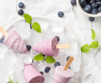 Frozen Yogurt Popsicles mit Blaubeeren und Lindenblütentee