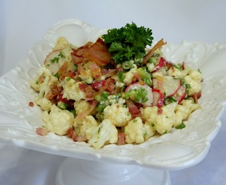 Salata od karfiola sa prelivom od parmezana i belog luka