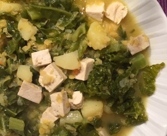 Zuppa di verza, patate, lenticchie rosse e tofu alla curcuma