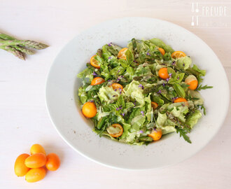 Gebratener grüner Spargel und Kumquat auf Salatbett mit Avocado Limetten Dressing #vegan