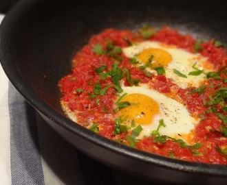 Szakszuka czyli jajka w pikantnym pomidorowym sosie