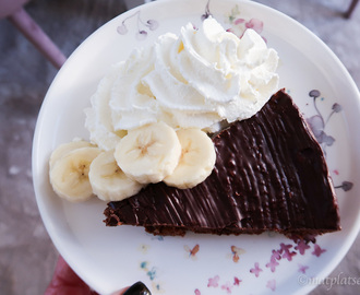 Mormors chokladkaka med valnötter och Gallianomarinerade bananer – MATPLATSEN
