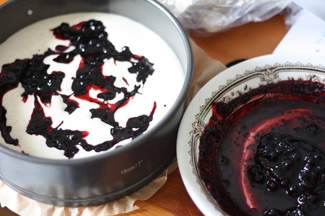 Fryst vaniljcheesecake med blåbär och kryddig botten