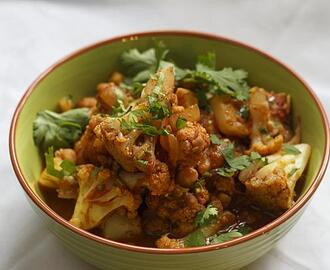 [indisch] Curry mit Blumenkohl und Kichererbsen