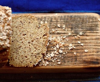 Chleb z mąki orzechowej i ryżowej. Chleb bezglutenowy.