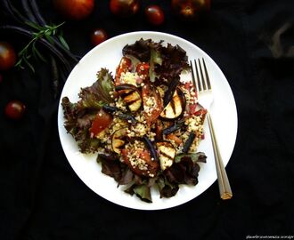 Sałatka z kaszą jaglaną, grillowanym bakłażanem, fioletową fasolką szparagową, czarnymi pomidorami i czarnym sezamem