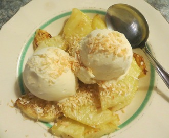 Stekt ananas med vaniljglass och rostad kokos