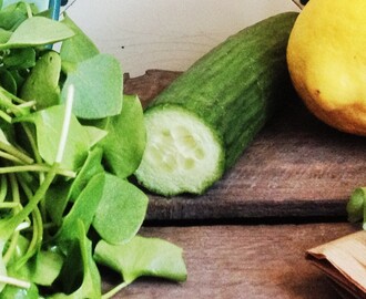 Grüner Smoothie mit Avocado und Gurke