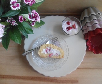 Erdbeer-Holunderblüten-Biskuitrolle - Gastbeitrag für den Calendar of Ingredients von Franziska F., Leserin ohne Blog