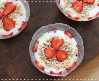 {Frühstück} Joghurt mit Erdbeeren, Dinkelflocken und Honig