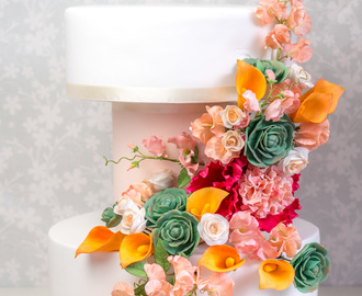 Moderne Hochzeitstorte mit Zuckerblumen